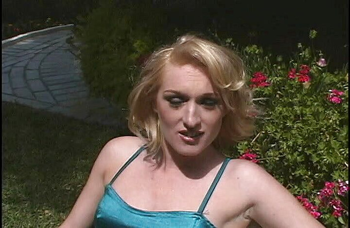 Cryptostudios: Cô vợ tóc vàng ngoại tình thổi kèn cho người...