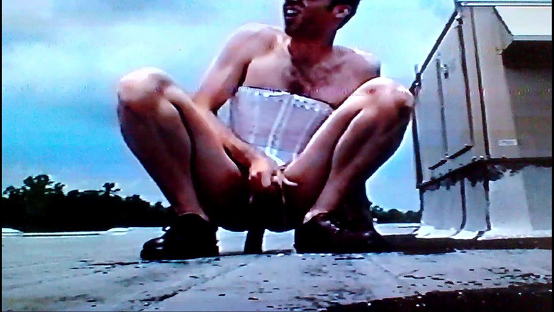 Jon Screcrow: Crossdresser Cavalgando Um Vibrador Gigante Na Parte Superior Do Telhado