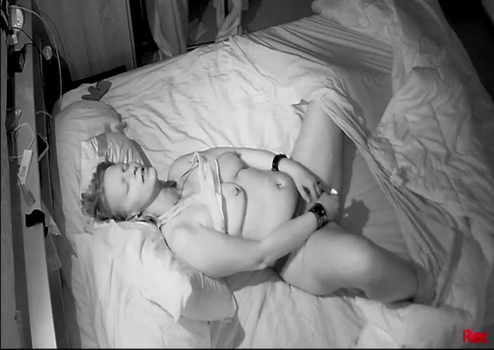 KittieNoOne: Encore une nuit de moi en train de jouer avec...