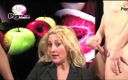 Pig Italia Official: Pig Italia difuzată în direct de o mamă sexy blondă și întreruptă de...