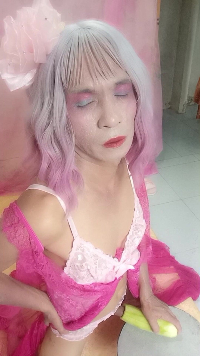 nguyen dang thien tri: Transgender Oanh Le Wears a Sexy Dress and Masturbates.