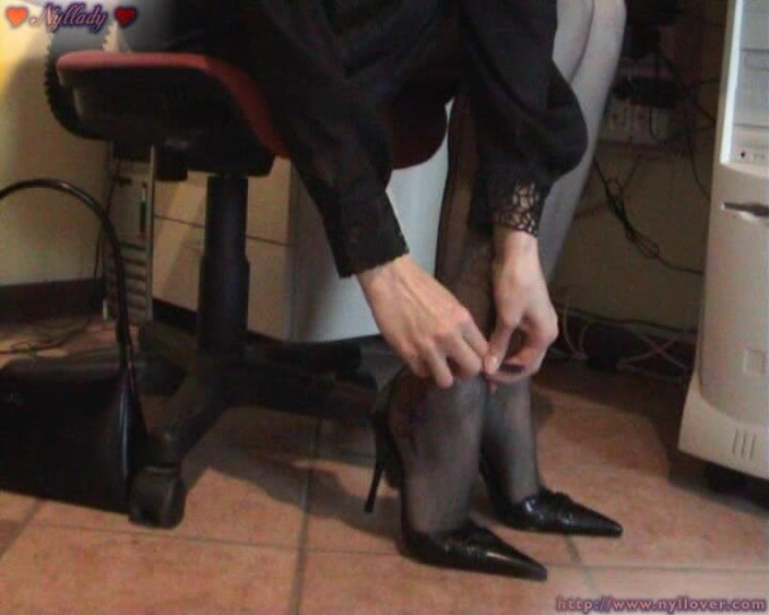 Nyllady: Seksi sekreter ayakkabı oyunu