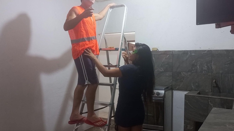 Martin13: El electricista tiene una cara hermosa, un cuerpo atlético y...