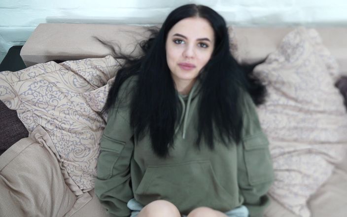 LoveHomePorn: Brunett skönhet i svarta strumpor suger en kuk