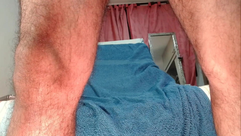 Tommhot: Hombre latino de piel oscura jugando con su juguete sexual...