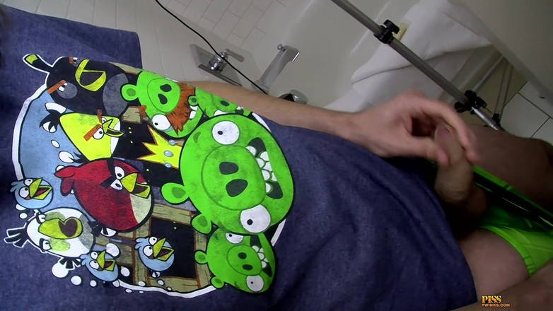 Piss Twinks: 可爱的未割包皮男孩潮吹和浸泡