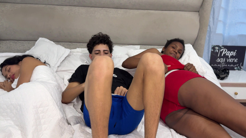 KenaySexxx: Comparto Cama Con Mi Novia Y Su Mejor Amiga Y...