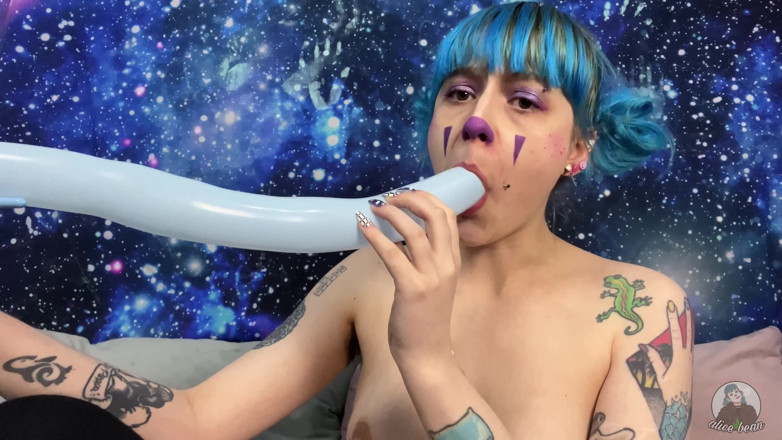 Alice Bean: Clown Stuffs Balloon