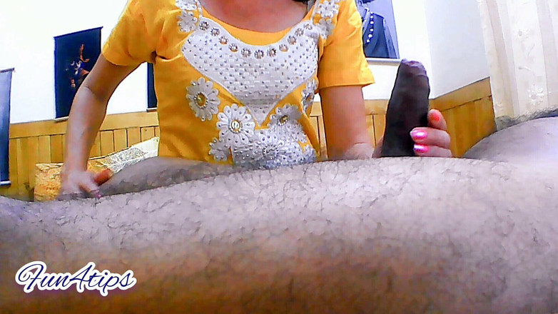 Bolly Karma: Degetele ei sexy îi mișcă corpul, oferind un masaj dur