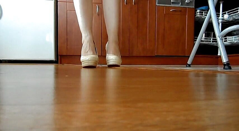 Foot Girls: Esmagando e pisando na comida