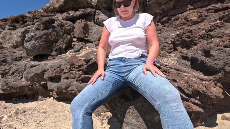 Emma Voyeur: Casual Beach Pee - Jeans Wetting Outdoors