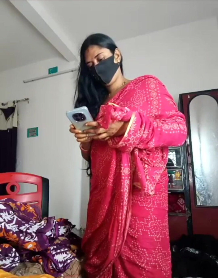 Laxmixh: 印度德西美丽的 bhabi 第一次出现在相机上