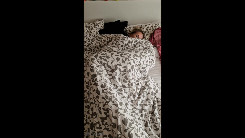 LC couple: 이불 아래에서 자위하는 마누라를 발견하고 사정할 때까지 섹스하기 시작하는 남편