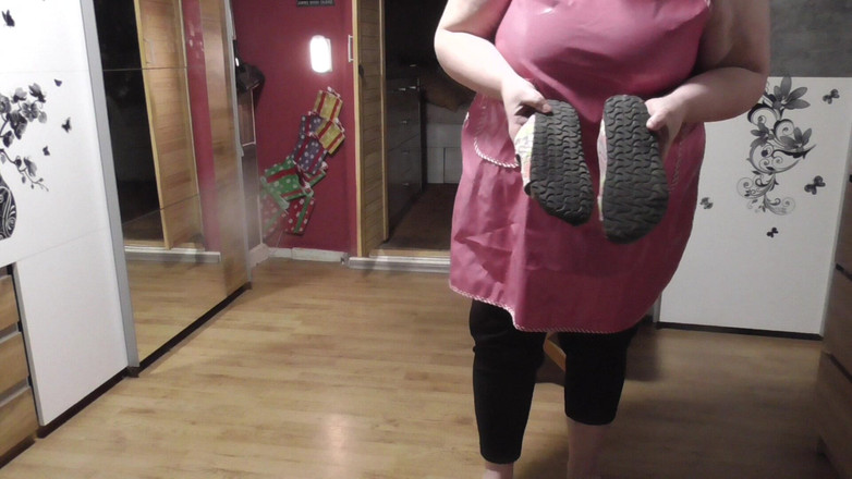 tammara big: У гумовому фартусі я розплющую капці