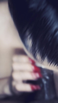 Latina seksi Marie Monet memberikan blowjob selamba