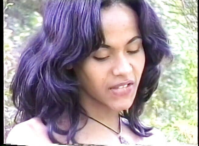 Chicks with Dix: Shemale kočka kouří velký penis a je ošukaná venku