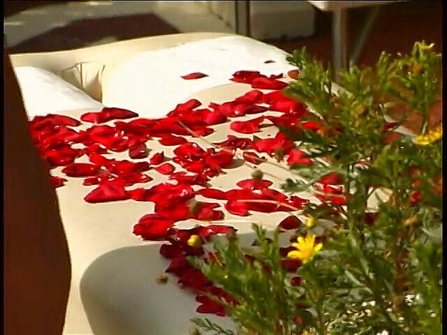 Boy Zone: Masturbuje venku s ovocem