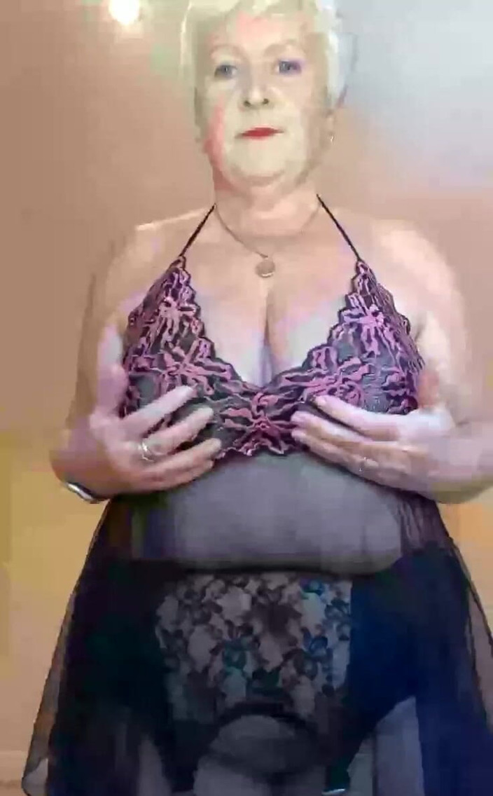 Uk Joolz: Snel chatten en lingerie passen