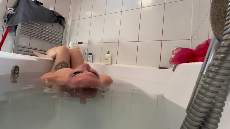 Emeli: Cum sosteniendo mi aliento bajo el agua