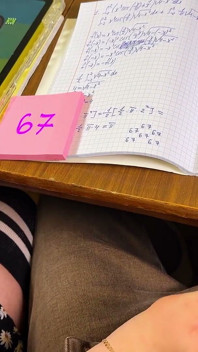 Chica universitaria 67 de seis y siete - burlándose de él debajo del escritorio durante las matemáticas, semen en reloj de pulsera