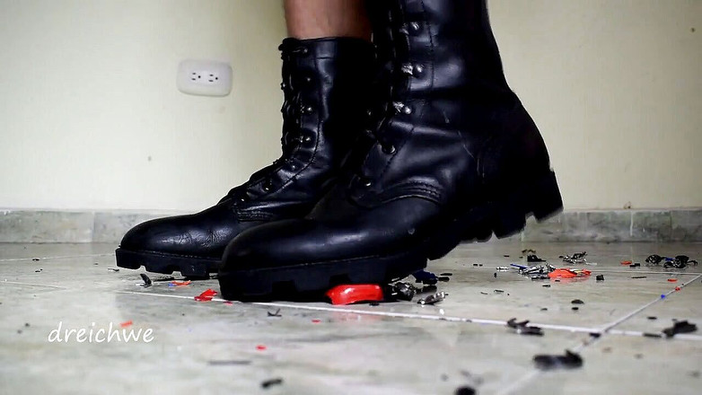 Dreichwe: 用我的靴子摧毁一些汽车