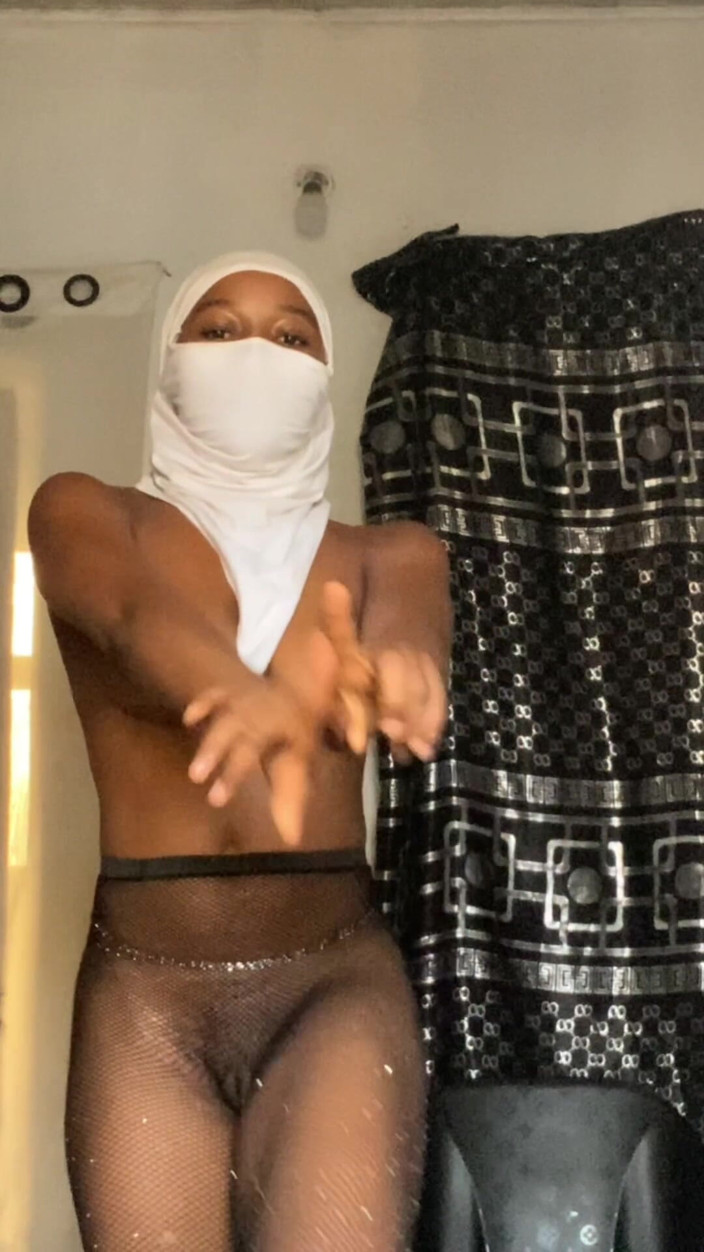 Slipperyblackgirl: Dançando garota sexy em uma lingerie