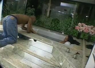 Outdoor pervs: Une nana de lightskin prend une grosse bite noire dans...