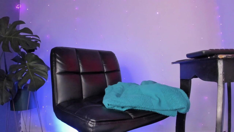 Bella Duval: Dia suka pantatnya penuh, dan dia mengisinya dengan dildonya