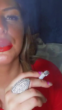 Chav britannique qui fume avec du rouge à lèvres