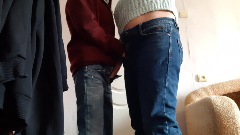 Lesbian-candys: Surorile vitrege se masturbează reciproc și ejaculează tare în același timp