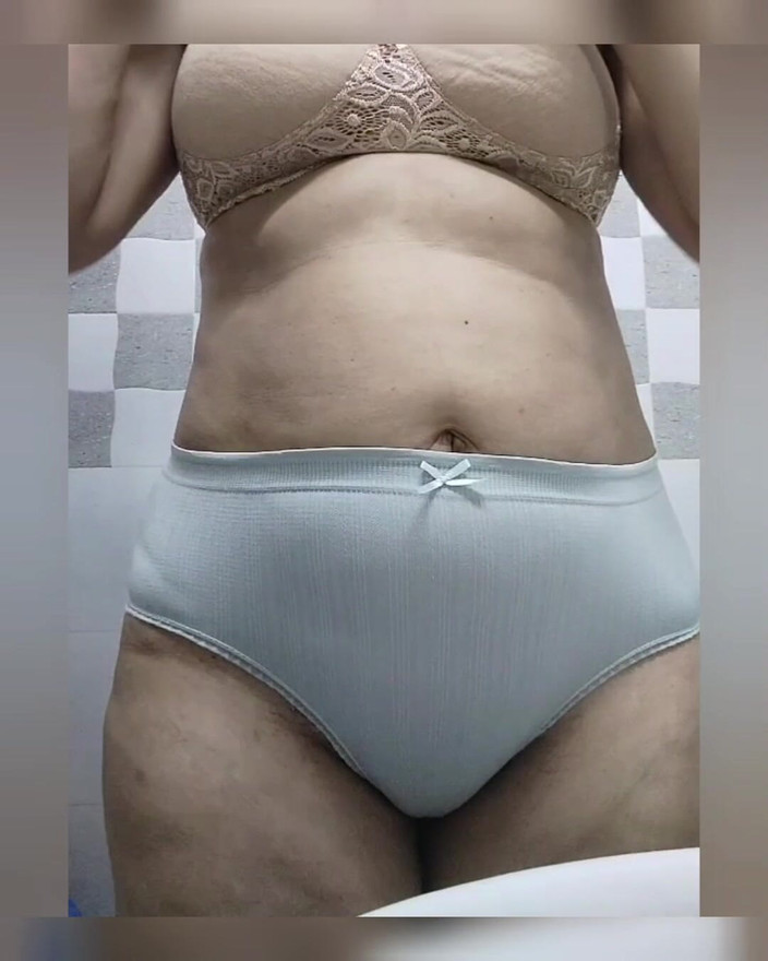 Hot Indian mommy: MiLF indiana cavalca un dildo