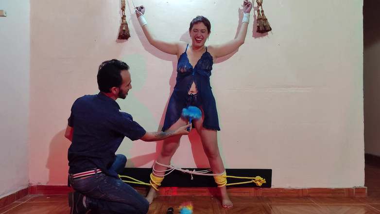 Queensofthefeet: Man bindt me vast met een touw van handen en...