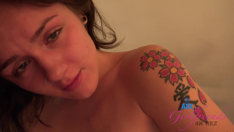 ATK Girlfriends: Relaxujete s Rosalyn a ona začne s tvým ptákem