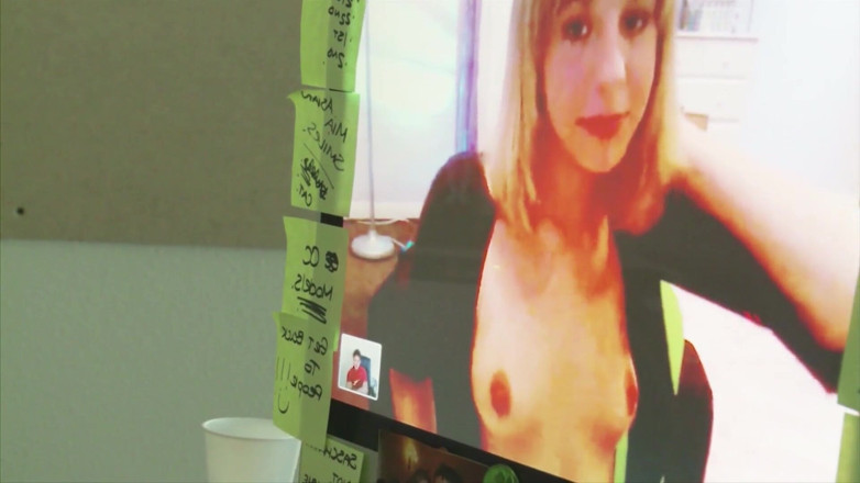 Full porn collection: 웹캠에서 누드로 몸집이 작은 의붓여친을 붙잡고 인정사정되지 않은 섹스를 유혹하는 배다른 형제
