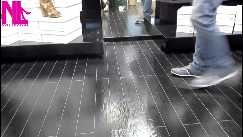Nyllady: Schoenenspel en bungelend in schattige witte teenslippers in een winkel