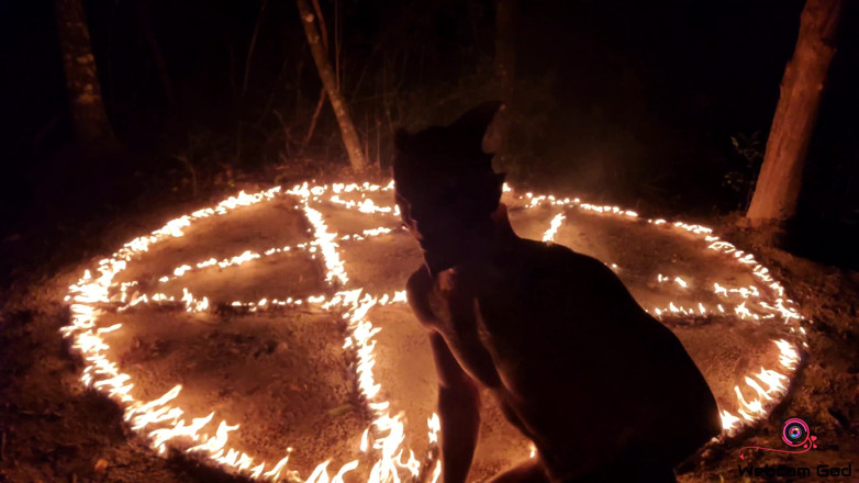 Arthur Eden aka Webcam God: Anillo de fuego - El ritual (4k)