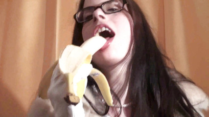 Femdom Austria: Spex brunette talking dirty while eating banana