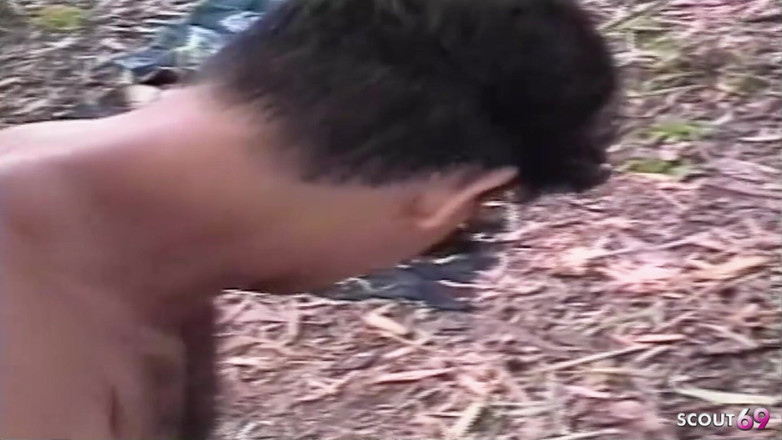 Shemale TS Collection: Latina Tranny ošukaná v těsném zadku třemi muži venku