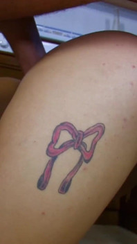 Une bombasse bronzée au corps tatoué se fait enculer
