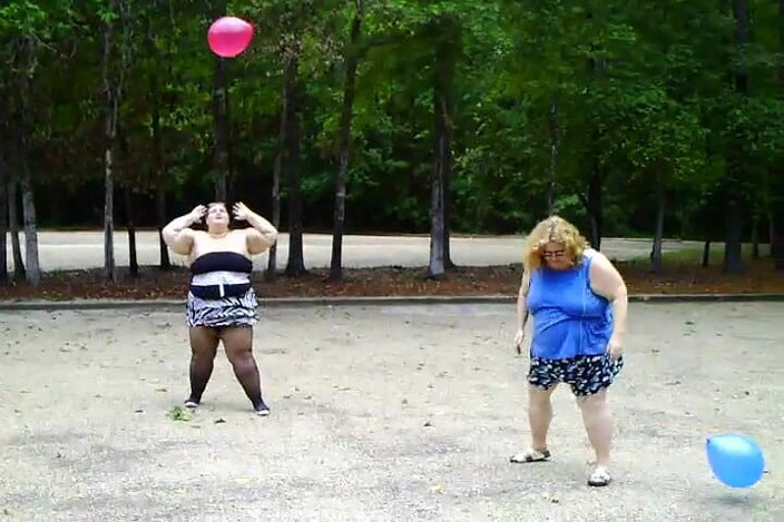 BBW nurse Vicki adventures with friends: Angie Kimber i ja bawimy się balonami na zewnątrz
