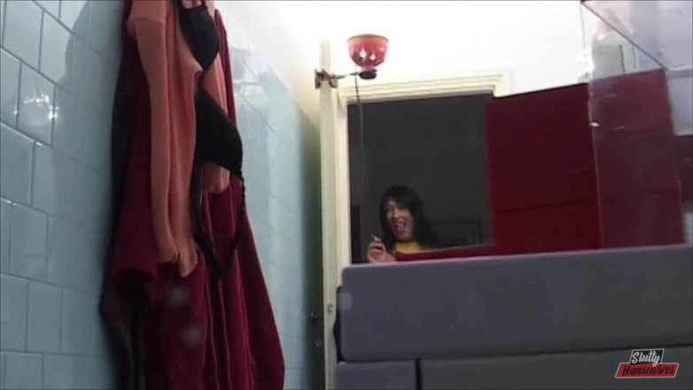 Vere Casalinghe Italia.: Big titted brunette gets banged in the bathroom