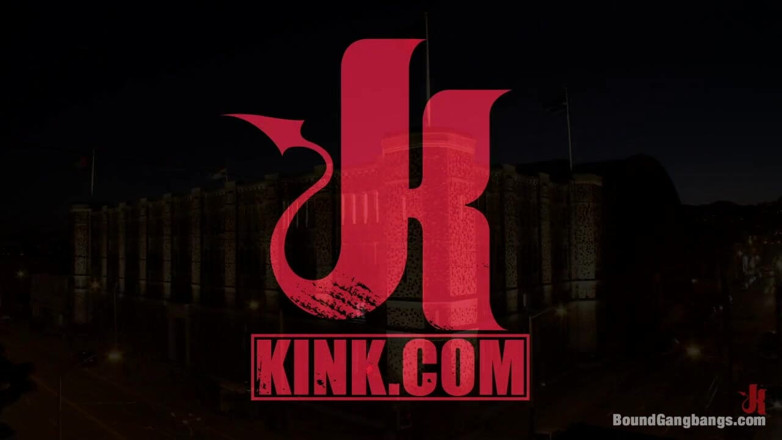 Bound Gang Bangs by Kink: 펜트하우스 펫 Phoenix Marie가 패딩 셀에서 따먹혀서 따먹혀