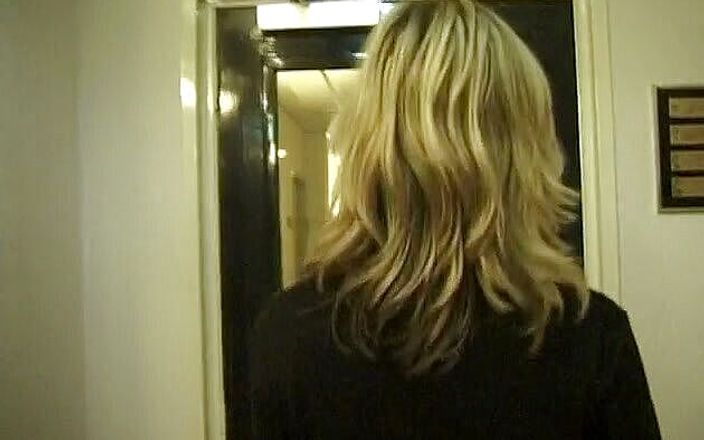 Flash Model Amateurs: Böses blondes mädchen pisst ins badezimmer