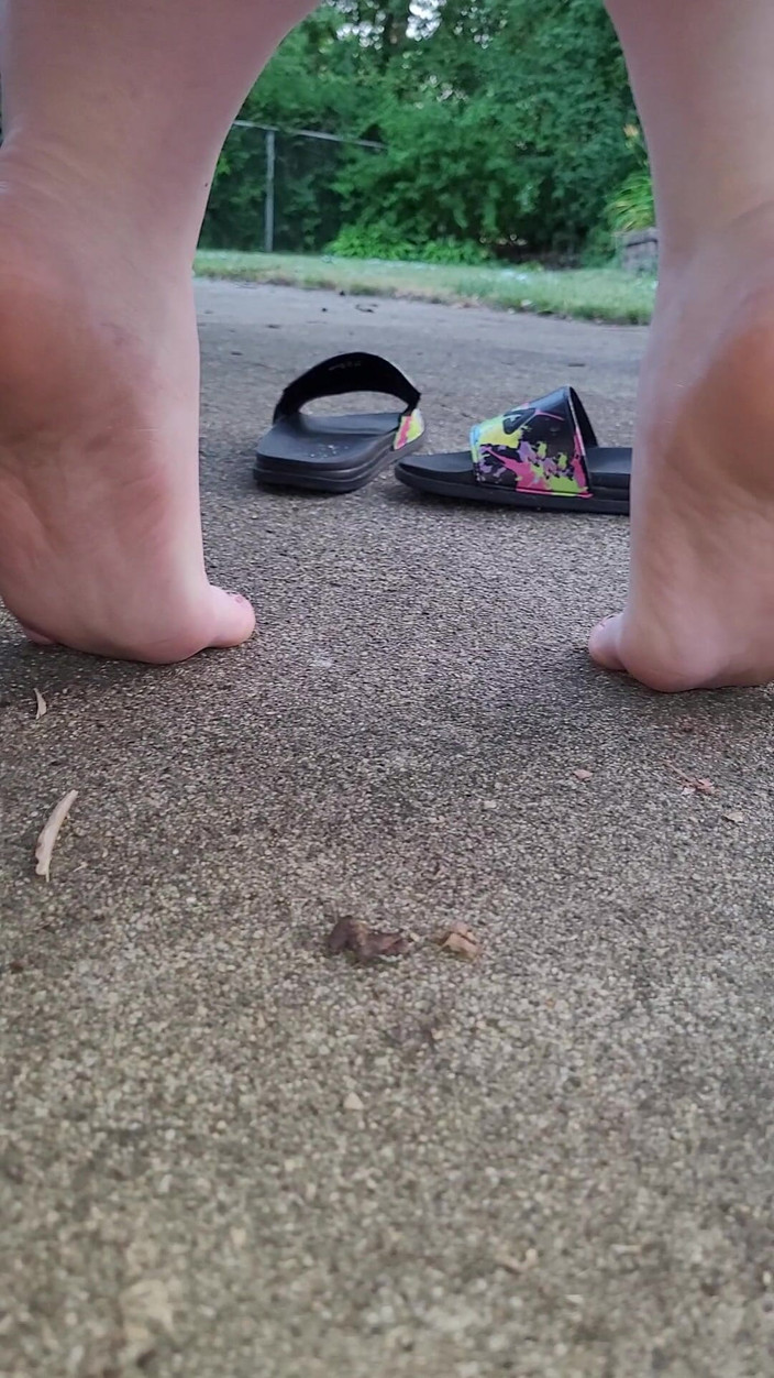 On cloud 69: Каблуки и подошвы моих ступней на улице