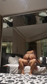 La puttana della mia matrigna modella la sua nuova lingerie per me e finisco per riempirle la figa di latte