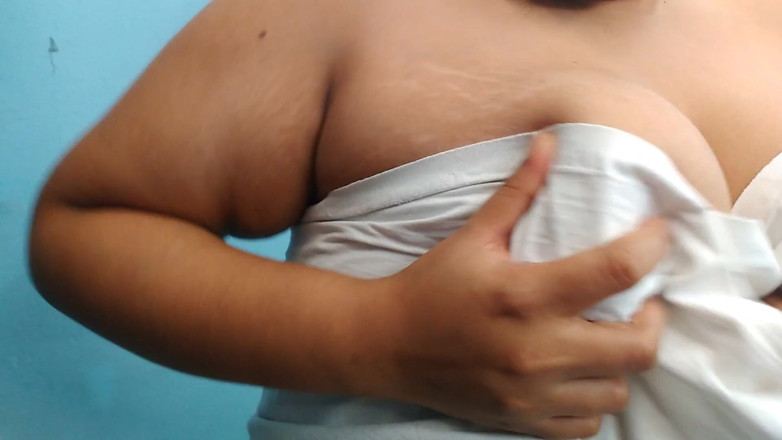 Aria Mia: Mijn sexy grote borsten - dorpsmeisje