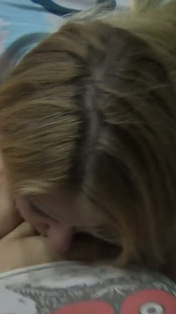 MILF blonde hanya mahu menjilat perutnya