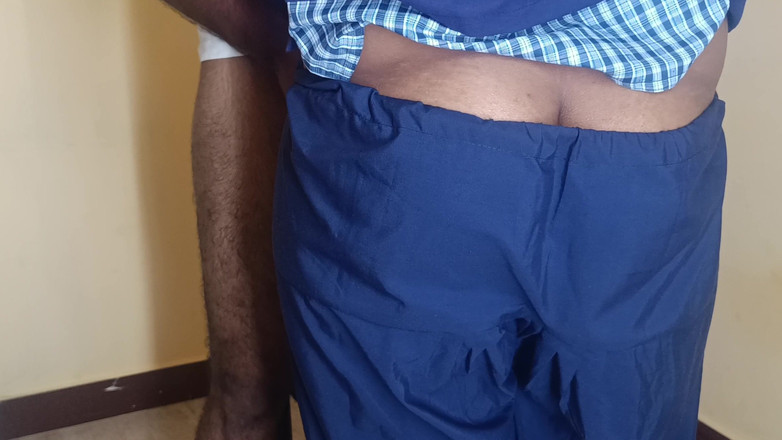 Ilakkiya: チューションマスターライドポジション 制服で学校で楽しむ