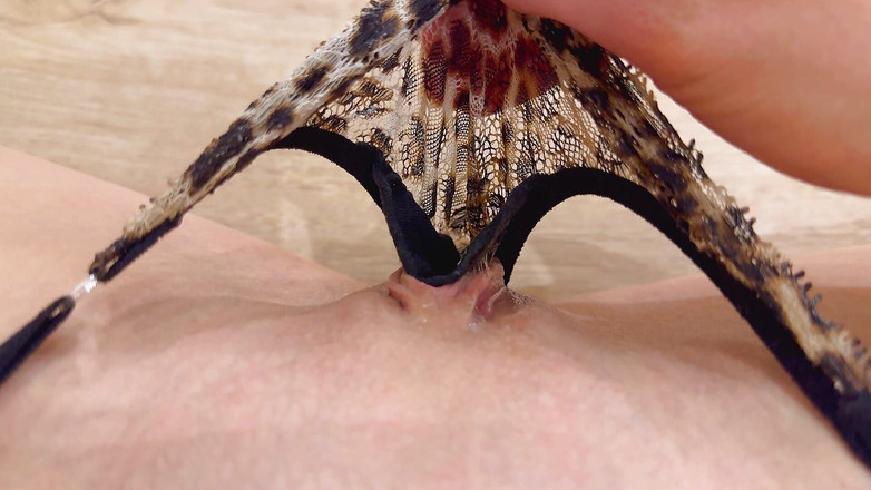 Quinn Pie: Jag leker med min våta fitta genom trosor tills orgasm....