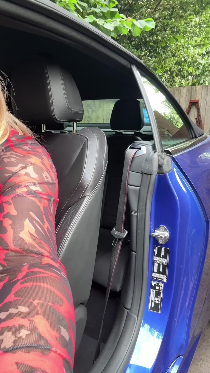 Kellycd2022: 穿着红色动物印花连衣裙和高跟鞋的性感 crossdresser Kellycd2022 准备开车出去